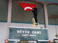 BAFRALI CAMİİ MÜEZZİNİNDEN BAYRAK HASSASİYETİ