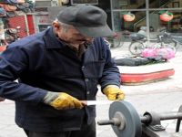 BIÇAKLAR KURBANA BİLENİYOR
