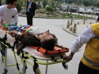 OTOMOBİL MOTOSİKLETE ÇARPTI: 2 YARALI