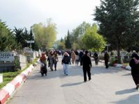 AREFE GÜNÜ MEZARLIKLAR DOLDU