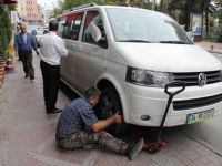 17 ARACIN LASTİKLERİNİ KESTİLER