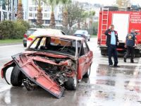 OTOMOBİL KORKULUKLARA ÇARPTI: 1 ÖLÜ, 2 YARALI