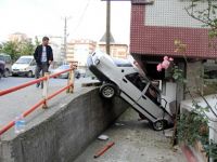 OTOMOBİL EVİN BAHÇESİNE UÇTU: 3 YARALI