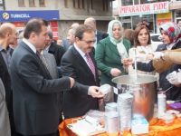 AK PARTİ KADIN KOLLARI AŞURE DAĞITTI