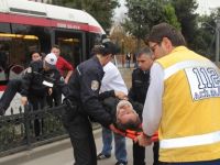 OTOMOBİL TRAMVAY YOLUNA UÇTU: 1 YARALI