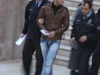 ADLİYE ÖNÜNDE BIÇAKLA POLİSE SALDIRAN GENÇ TUTUKLANDI