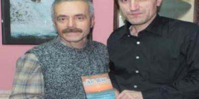SÜLEYMAN ALTUNBAŞ SON KİTABI ASİ MAVİ’Yİ RADYO BARIŞ İÇİN İMZALADI