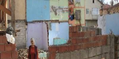 EVLERİ YIKILDI, ANNE VE 3 ÇOCUĞU EVSİZ KALDI