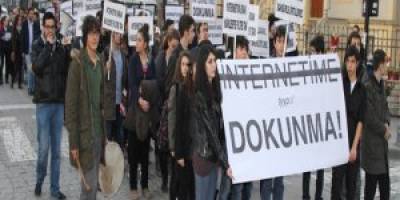 ÖĞRENCİLERİN 'İNTERNET YASASI' PROTESTOSU
