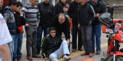 MİNİBÜS İLE MOTOSİKLET ÇARPIŞTI: 1 YARALI