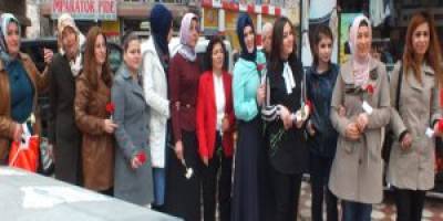 AK PARTİ KADIN KOLLARI 8 MART KADINLAR GÜNÜNDE KARANFİL DAĞITTI