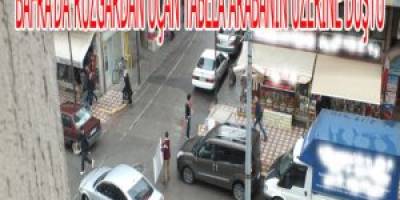 BAFRA'DA, RÜZGARDAN KOPAN TABELA ARABANIN ÜZERİNE DÜŞTÜ