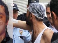 MİSAFİRİNİ BIÇAKLA AĞIR YARALADI