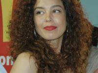 AZRA AKIN EVLİLİK SORUSUNU YİNE YANITLAMADI