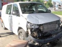 MİNİBÜS OTOMOBİL VE GARDİYANA ÇARPTI: 2 YARALI