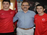 BAŞKAN ŞAHİN ÖDÜLLENDİRDİ.