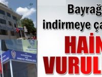 Bayrak indirmeye çalışan hain vuruldu