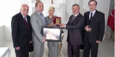 GAZETECİLERDEN KAYMAKAM KATIRCIYA PLAKET