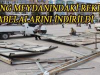 MİTİNG MEYDANINDAKİ REKLAM TABELALARI İNDİRİLDİ