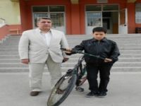 KIZILAY BAŞARILI ÖĞRENCİLERE BİSİKLET HEDİYE ETTİ