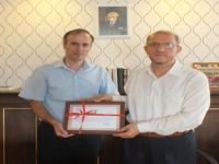 BARIŞ FM GENEL YAYIN YÖNETMENİ NİHAT KALE'YE TEŞEKKÜR PLAKETİ