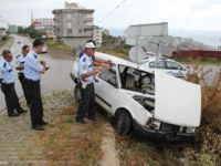 OTOMOBİL KALDIRIMA ÇARPTI: 2 YARALI
