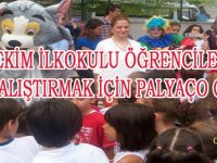 ÖĞRENCİLERE OKULU SEVDİRMEK İÇİN PALYAÇO