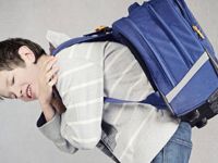 Ağır okul çantası omurga eğriliğine yol açıyor