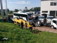 MİNİBÜS TAKLA ATTI: 2 YARALI