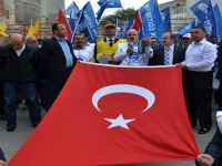 ÖĞRETMENLER MİLLİ EĞİTİM ÖNÜNE SİYAH ÇELENK BIRAKTI