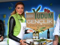 ÜNLÜ MANKEN ÖZGE ULUSOY AYVALIKLILARA ZEYTİN YAĞLI SOMON BALIĞI İKRAM ETTİ