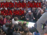 MURAT DEMİR'İN EVİNİN ÖNÜNDE HÜZÜNLÜ BEKLEYİŞ