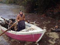 VATANDAŞLAR TEKNELERLE BALIK YERİNE ODUN TOPLUYOR