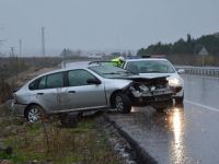 SEYİR HALİNDEYKEN KAPUTU AÇILAN OTOMOBİL TAKLA ATTI: 3 YARALI