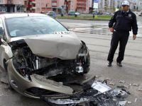OTOMOBİL TRAMVAYA ÇARPTI: 1 YARALI
