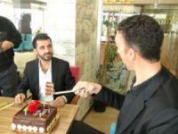 DÜNYANIN EN UZUN ADAMI, DOĞUM GÜNÜNÜ KUTLADI