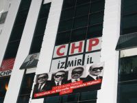 O pankart İzmir il binasına asıldı