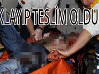 BIÇAKLAYIP POLİSE TESLİM OLDULAR