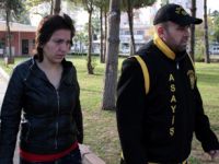 21 BİN 595 LİRAYI DOLANDIRICILARA ELİYLE VERMİŞ