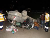İNŞAAT İŞÇİLERİNİ TAŞIYAN OTOMOBİL TAKLA ATTI: 3 YARALI