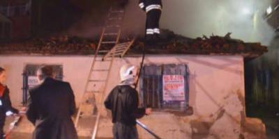 BAFRA’DA TEK KATLI AHŞAP EV YANDI