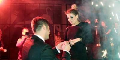 PANKARTLA EVLENME TEKLİF ETTİ