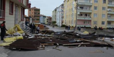 BAFRA DA RÜZGAR ÇATÍYI UÇURDU