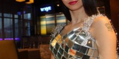 5 BİN AYNADAN YAPILAN GELİNLİĞİ 4 KİŞİ TAŞIDI