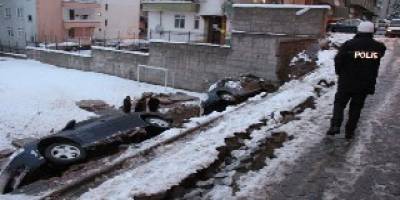 OKULUN BAHÇESİNDEKİ İSTİNAT DUVARI ÇÖKTÜ: 3 ARAÇ ZARAR GÖRDÜ