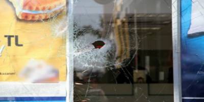 İLKADIM'DA BANKA ŞUBESİNE BALTA İLE SALDIRDI