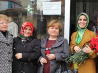 AK PARTİ BAFRA KADIN KOLLARI KARANFİL HEDİYE ETTİ