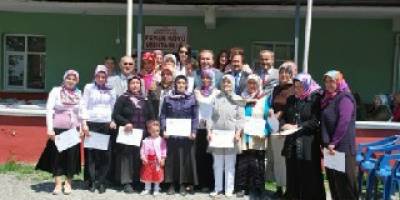 AÇEV EĞİTİMİNE KATILAN KURSİYERLERE BELGELERİ VERİLDİ