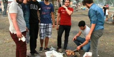 İftarı piknikte actilar