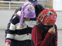 İki genç kız su saati çaldı